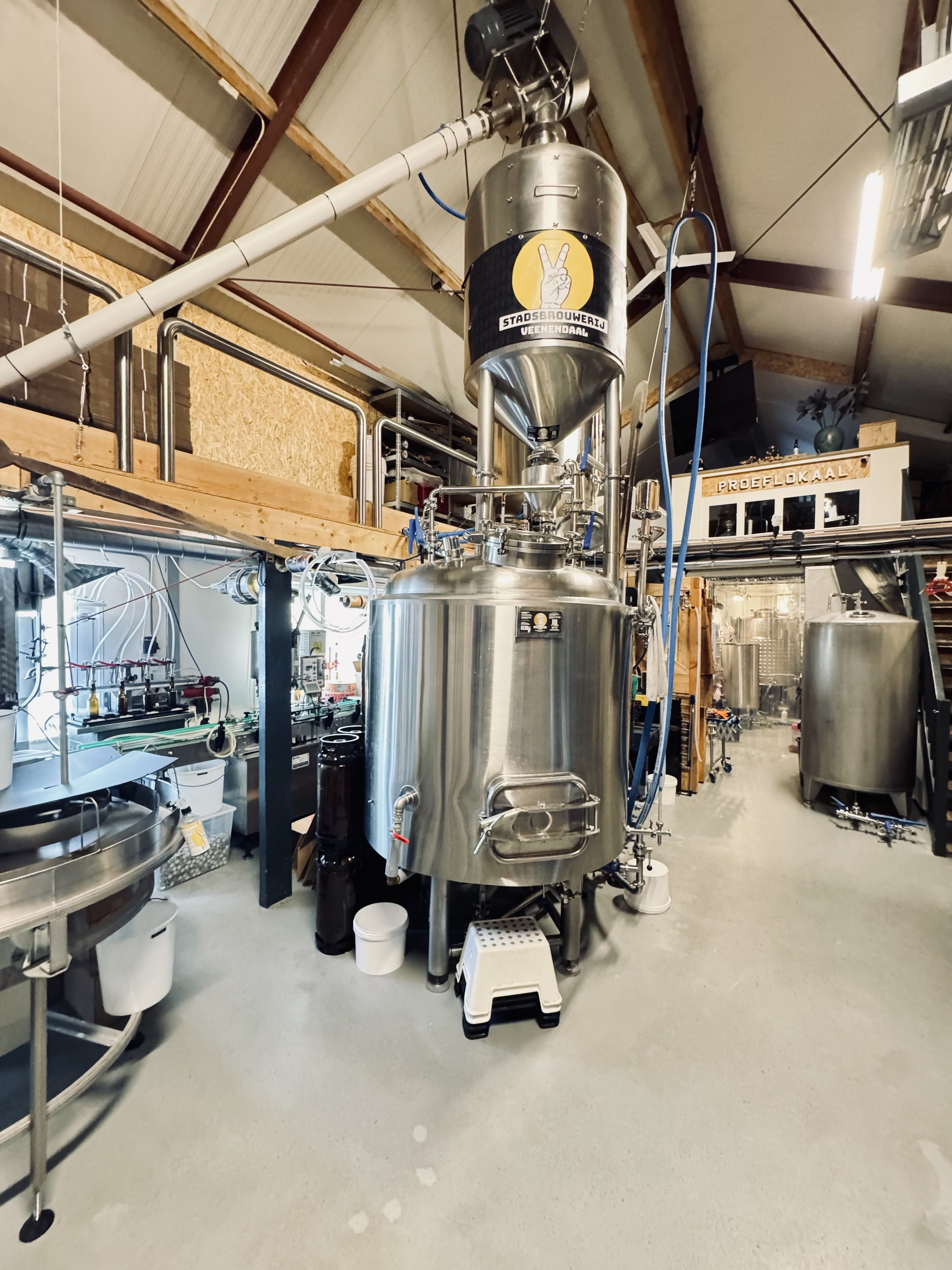 De brouwketels en het proeflokaal van Stadsbrouwerij Veenendaal
